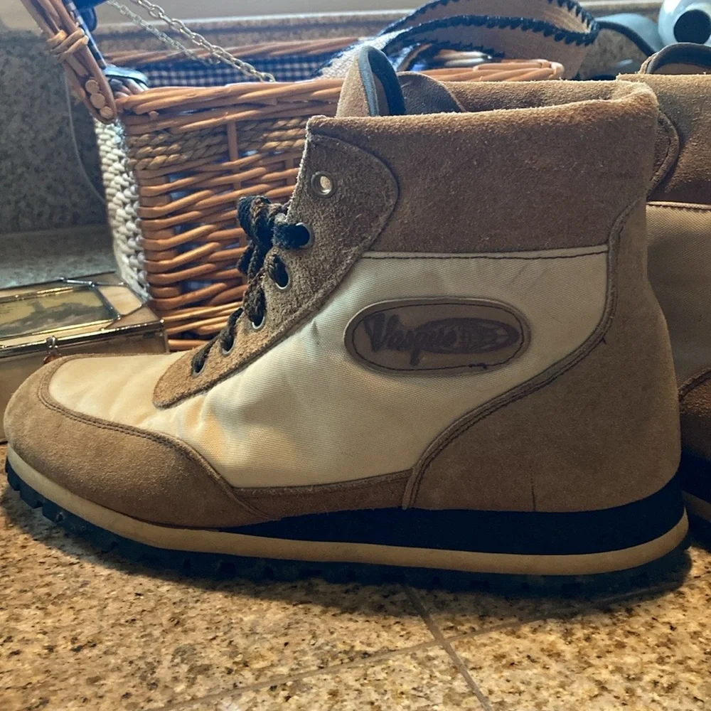 Vasque Boots Leather / Waterproof Canvas Upper Vibram Sole Boots Black Lug Sole
